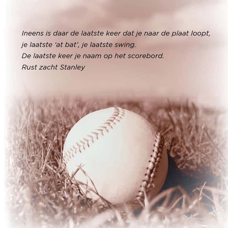 Honkbal in het gras in sepiatinten met de tekst: Ineens is daar de laatste keer dat je naar de plaat loopt, je laatste 'at bat', je laatste swing. De laatste keer je naam op het scorebord. Rust zacht Stanley.