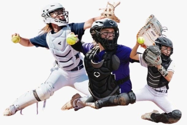 Drie softbalcatchers in volledige uitrusting gooien de bal, uitgesneden tegen een witte achtergrond.