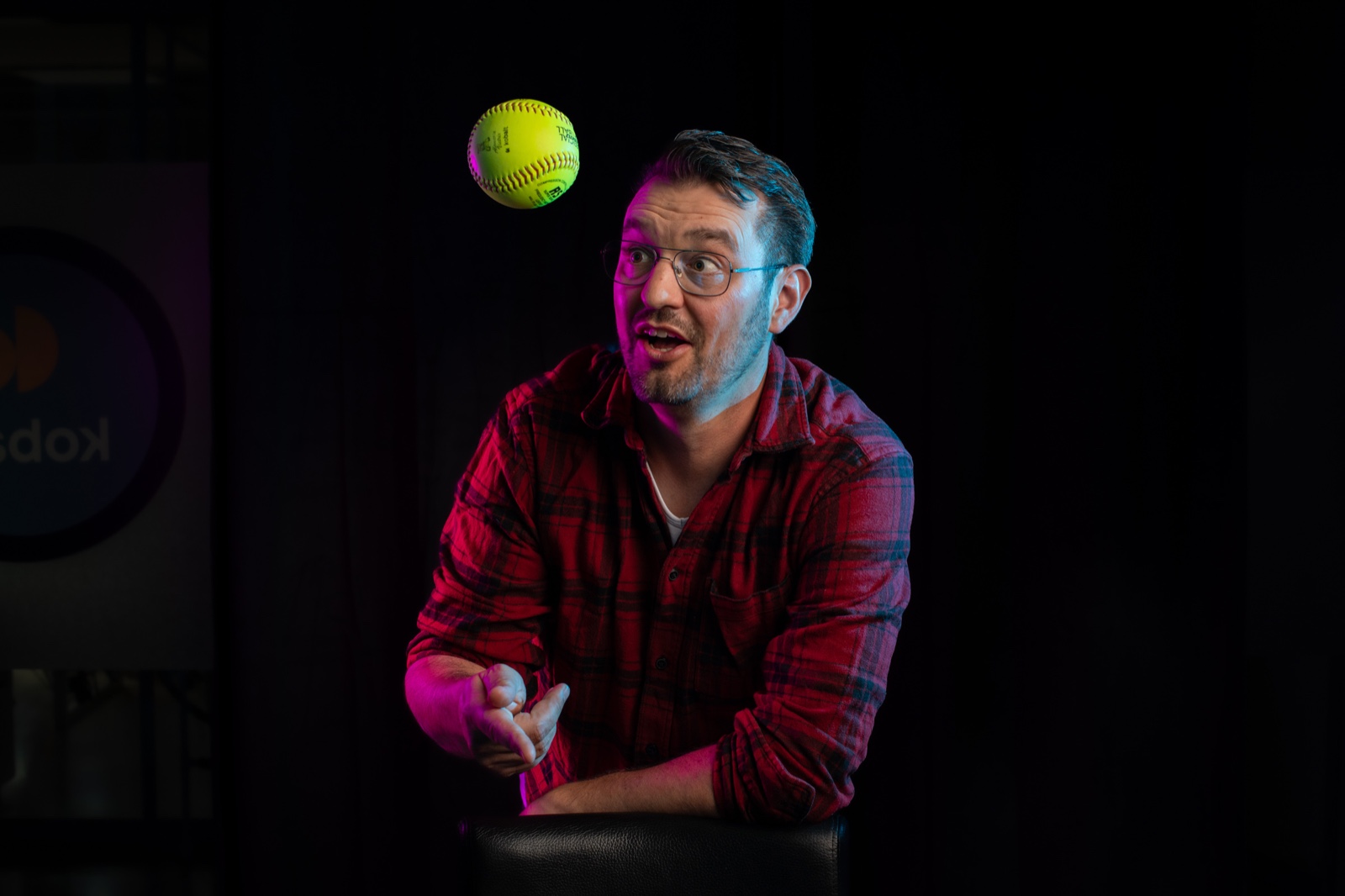 Reinier Sierag van Kobalt Digital gooit een softbal omhoog