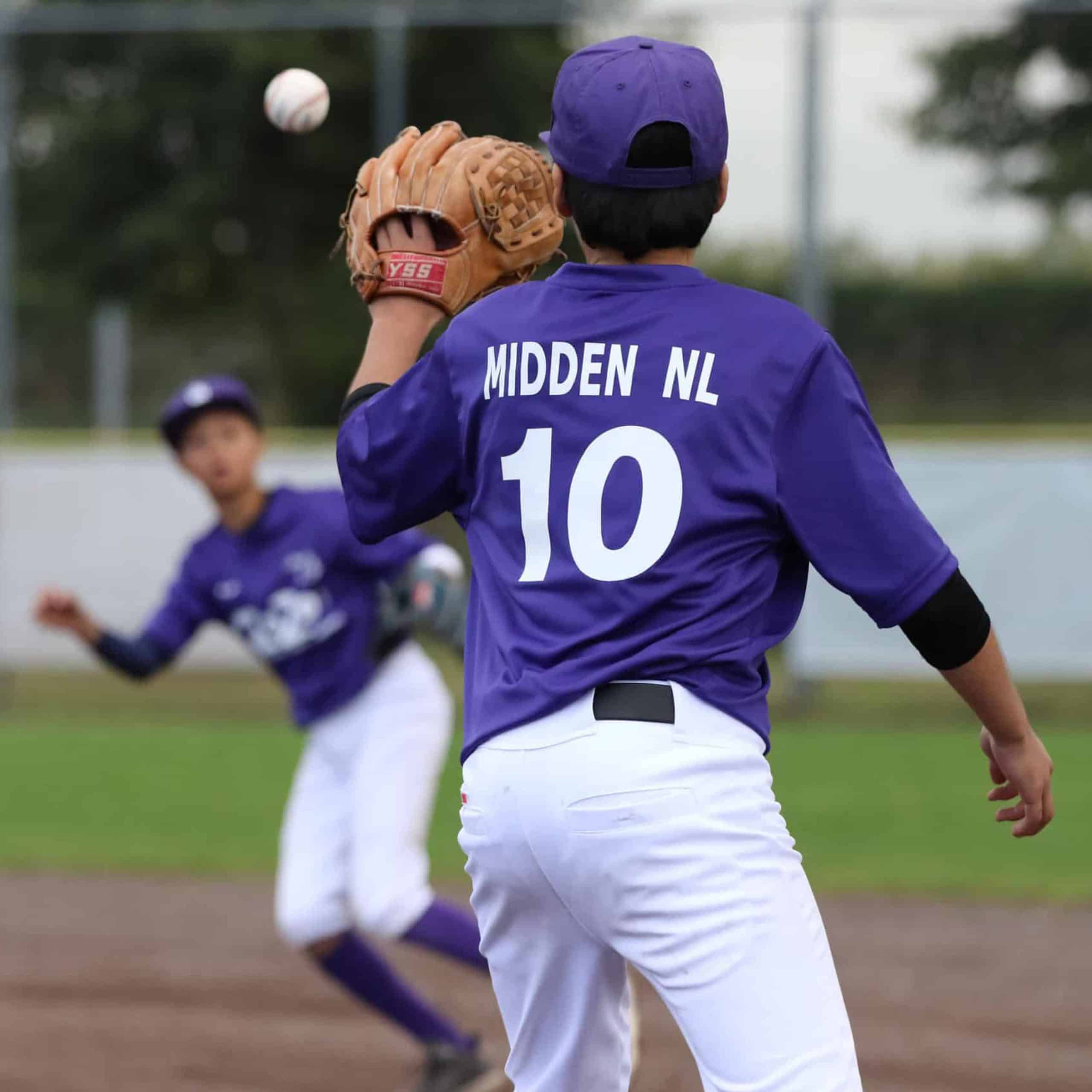 Liwe blink, jongens plezier op de Little League-veld in Nederland, enthousiaste jeugdploeg in actie.