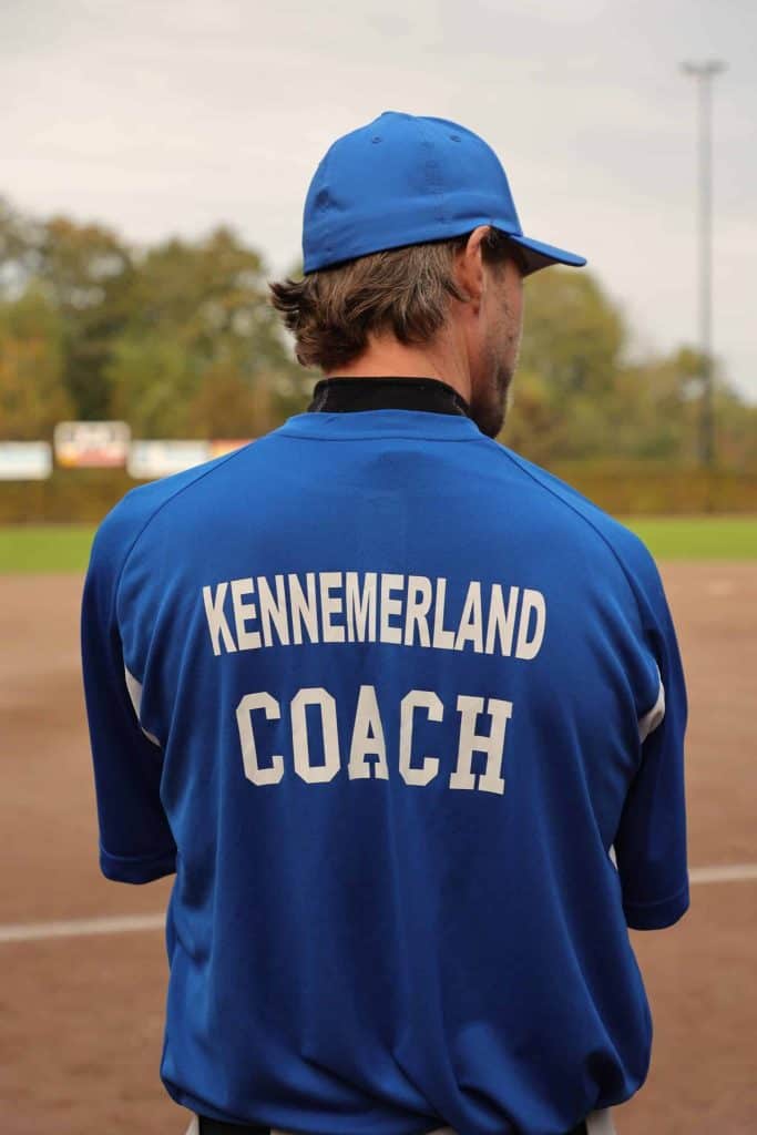 Coach kennemerland op het veld bij little league baseball.