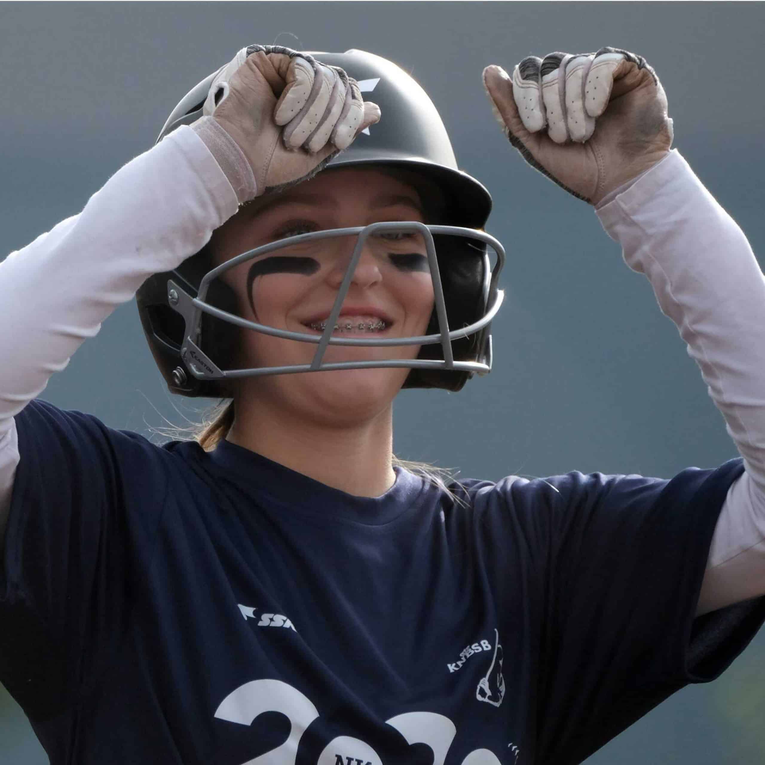 Strijdende jonge softballer met helm, sportkleding en handschoenen, overwinning en plezier, jeugd sport en Little League, actiefoto.